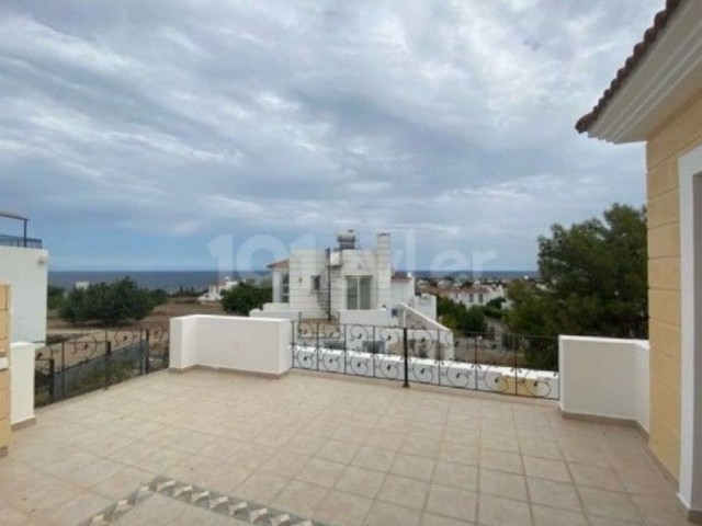 VILLA ZU VERKAUFEN MIT BERG- UND MEERBLICK IN KARŞIYAKA, KYRENIA