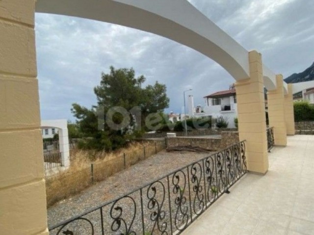 VILLA ZU VERKAUFEN MIT BERG- UND MEERBLICK IN KARŞIYAKA, KYRENIA