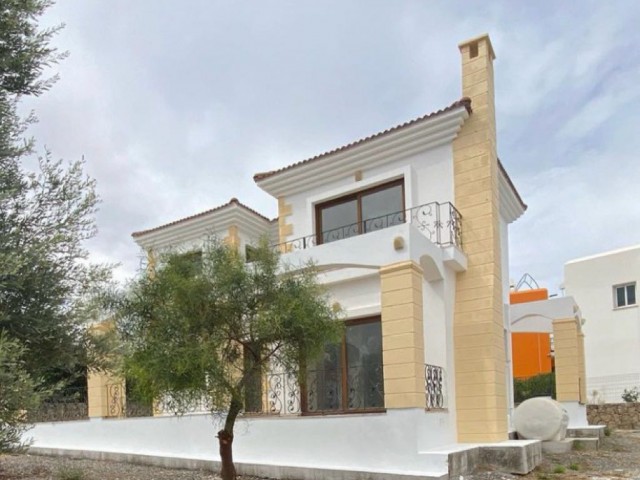 VILLA ZU VERKAUFEN MIT BERG- UND MEERBLICK IN KARŞIYAKA, KYRENIA