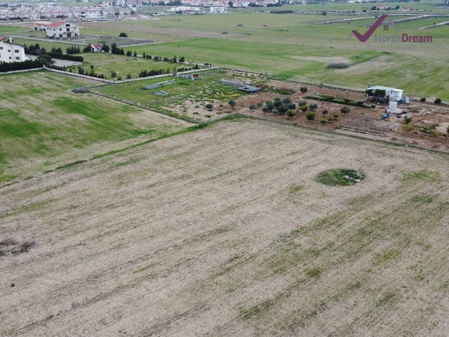 Entwicklungsfähige Grundstücke in der Nähe von Meer und Straße in Ötüken