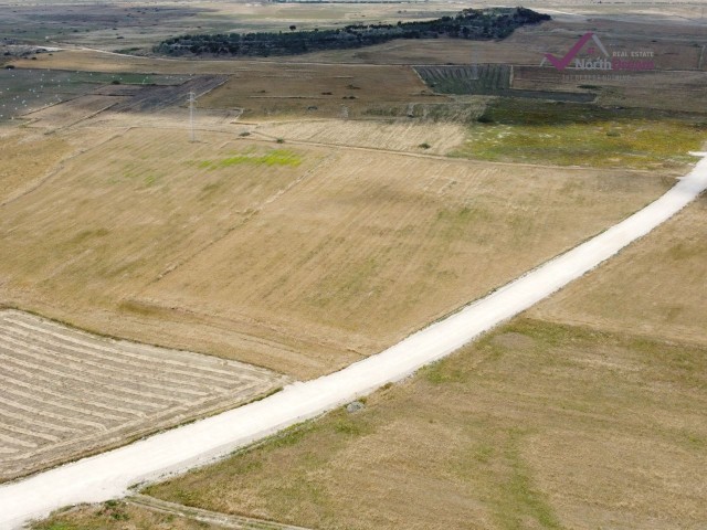 INVESTITIONSMÖGLICHKEIT!!! LAND ZU VERKAUFEN ZWISCHEN GAZİMAĞUSA GEÇİTKALE YILDIRIM