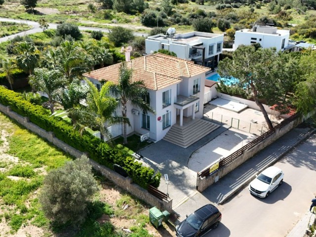 MÖBLIERTE 4+1-LUX-VILLA ZUM VERKAUF IN GİRNE ALSANCAK