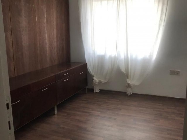 GAZİMAĞUSA SALAMİS CADDESİ ÜZERİNDE SATILIK EŞYALI 3+1 DAİRE 