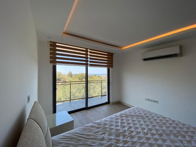 4+1 Wohnung zum Verkauf auf dem Grundstück mit möblierten Pool mit Meerblick im Zentrum von Kyrenia ** 