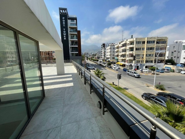 Girne merkezde yeni liman trafik ışıklarında 400 m2 Restaurant izinli ve altyapılı geniş teraslı kiralık dükkan