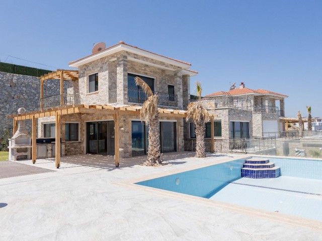 Denize sıfır Satılık villa