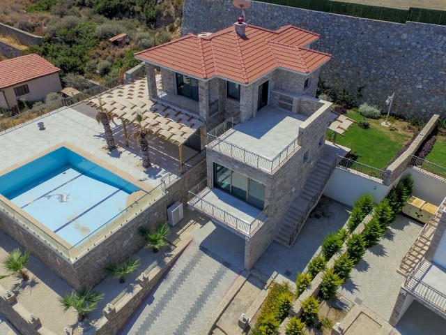 Denize sıfır Satılık villa