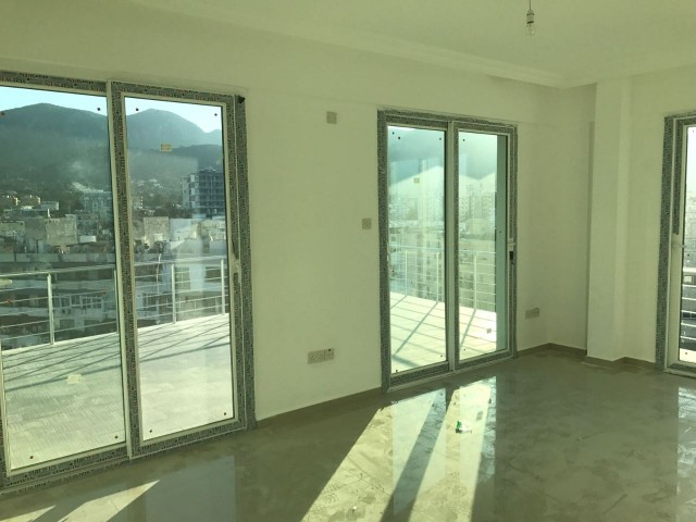 3 + 1 Wohnung Im Zentrum Von Kyrenia Zu Verkaufen ** 