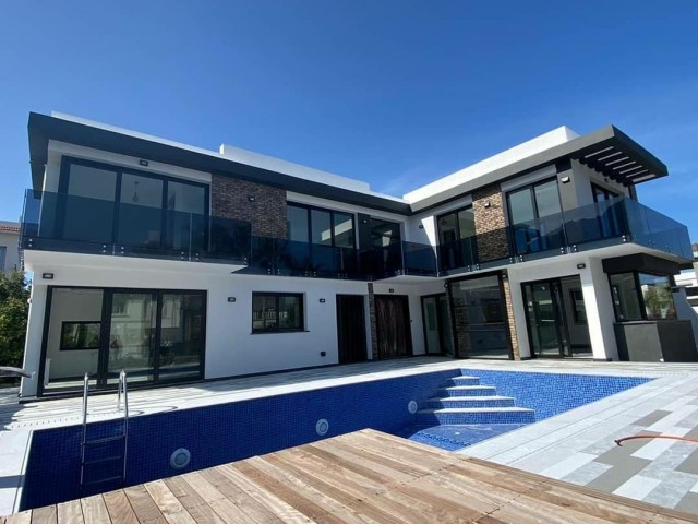 ULTRA-LUXUS-VILLA MIT 4+1 4 ZIMMERN ENSUITE JACUZZI PRIVATER POOL ZENTRALHEIZUNG HOCHWERTIGE QUALITÄT UND MODERNE ARCHITEKTUR IN GİRNE ALSANCAK. . .  