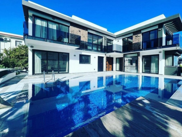 ULTRA-LUXUS-VILLA MIT 4+1 4 ZIMMERN ENSUITE JACUZZI PRIVATER POOL ZENTRALHEIZUNG HOCHWERTIGE QUALITÄT UND MODERNE ARCHITEKTUR IN GİRNE ALSANCAK. . .  