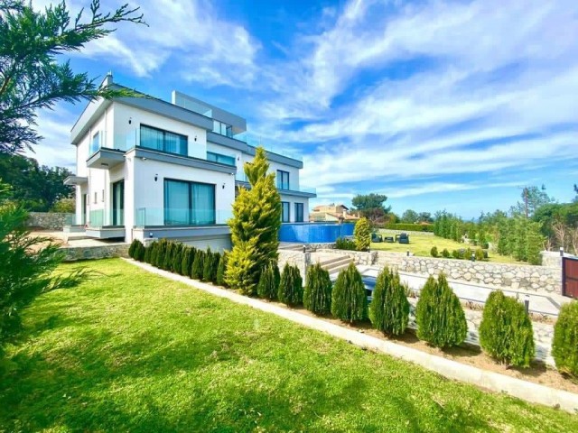 ULTRA-LUXUS-VILLA ZUM VERKAUF IN ALSANCAK, WO LUXUS UND GLAMOUR AUFEINANDERTREFFEN. . 