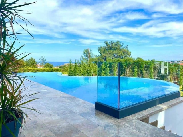 ULTRA-LUXUS-VILLA ZUM VERKAUF IN ALSANCAK, WO LUXUS UND GLAMOUR AUFEINANDERTREFFEN. . 