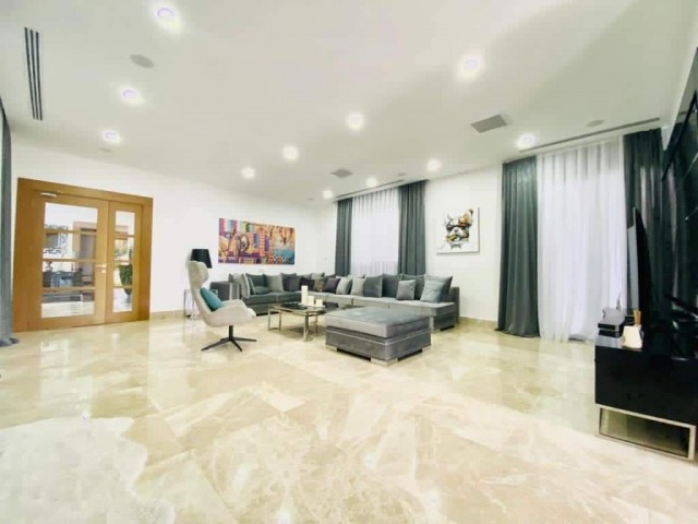 ULTRA-LUXUS-VILLA ZUM VERKAUF IN ALSANCAK, WO LUXUS UND GLAMOUR AUFEINANDERTREFFEN. . 