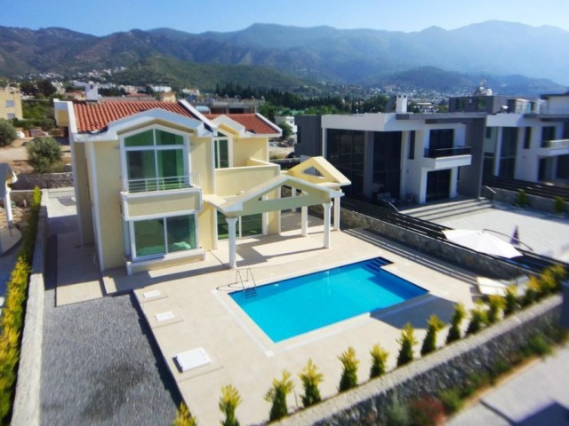 3+1 VOLL MÖBLIERTE LUXUS-VILLA MIT PRIVATEM POOL UND PARKPLATZ FÜR TÄGLICHE ODER MONATLICHE MIETE IN ALSANCAK. 