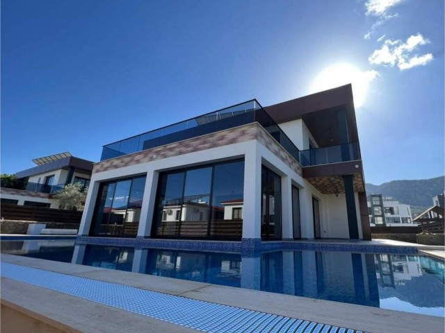 SPEZIELLE DESIGN-ULTRA-LUXURIÖSE 4+1-VILLA MIT PRIVATEM POOL, BEHEIZTEM ENSUIT ZUM VERKAUF-MIETE IN KARAOĞLAN.