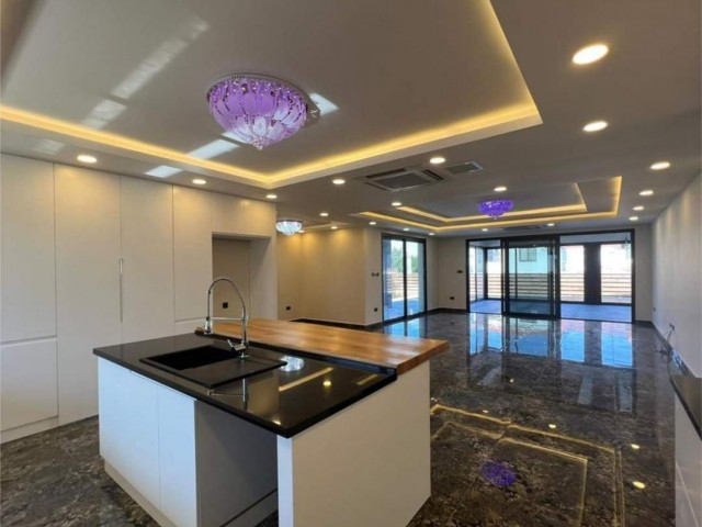 SPEZIELLE DESIGN-ULTRA-LUXURIÖSE 4+1-VILLA MIT PRIVATEM POOL, BEHEIZTEM ENSUIT ZUM VERKAUF-MIETE IN KARAOĞLAN.