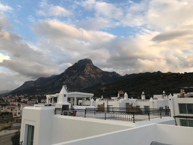 3+1 VILLA MIT MEERBLICK UND POOL ZU VERKAUFEN IM DORF SELVI IN KARŞIYAKA.