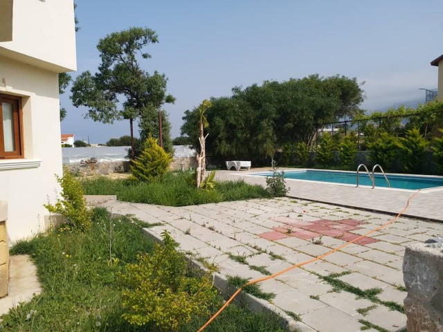 3+1 VILLA WITH PRIVATE POOL AND GARDEN FOR DAILY OR MONTHLY RENT IN ALSANCAK. . 