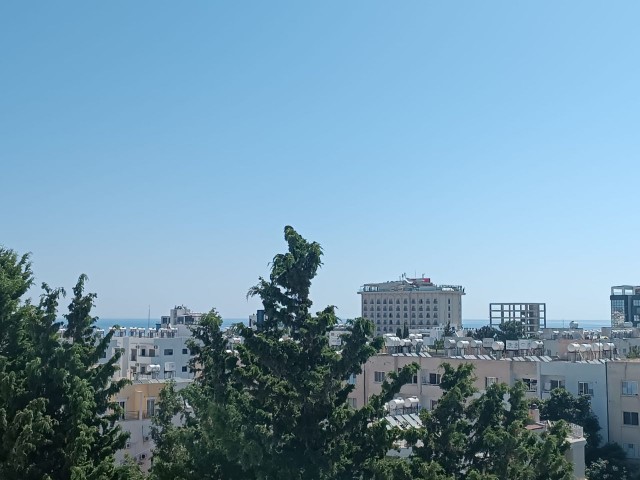 AKTUALISIEREN!! 2+1 ZERO PENTHOUSE APARTMENT IM ZENTRUM VON KYRENIA IST MIT SEINEM SPEZIELLEN DESIGN-KAMIN EINEN BESUCH WERT.