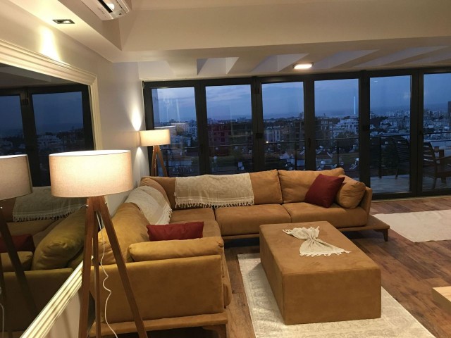 GİRNE'NİN KALBİNDE, OTEL KONFORUNDA YAŞAYABİLECEĞİNİZ  LÜKS PENTHOUSE... 