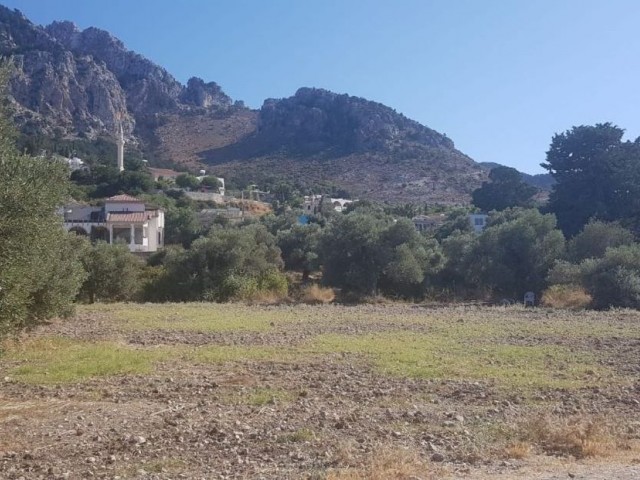 Land larger than 1 acre in a unique location in Karşıyaka!!