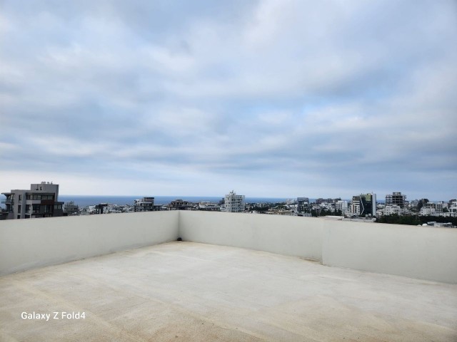 2+1 WOHNUNG ZU VERMIETEN MIT MEER-UND BERGBLICK IM ZENTRUM VON KYRENIA ** 