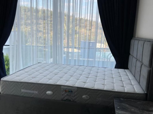 4+1 Maisonette-Wohnung zu vermieten mit herrlicher Aussicht, hoher Decke, Ausgang von der Wohnung zum Pool