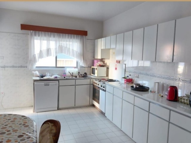 3+1 flat for sale in the center of Kyrenia