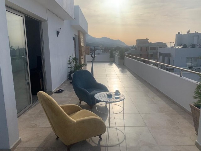 Girne merkezde dağ ve deniz manzaralı 3+1 lux penthouse