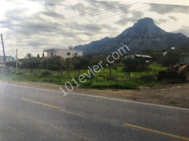 LAND ZUM VERKAUF IN AUSGEZEICHNETER LAGE AN DER HAUPTSTRAßE IN KYRENIA KARSIYAKA ** 