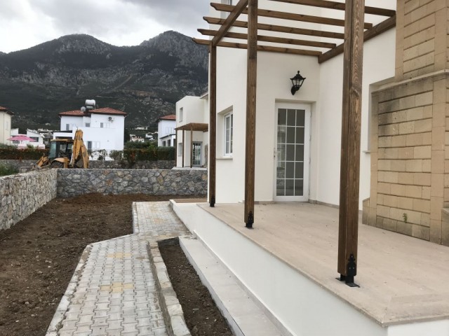 Girne Lapta Denize yürüme Mesafesi 3+1 , 235 m2 Lüks Villa