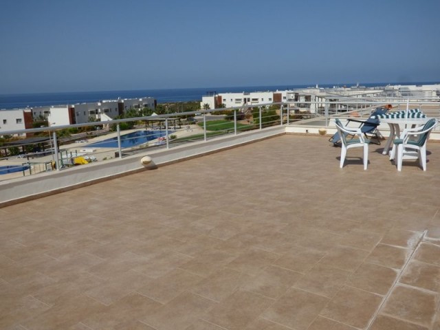 2-ZIMMER-PENTHOUSE-WOHNUNG MIT MEER- UND POOLBLICK 