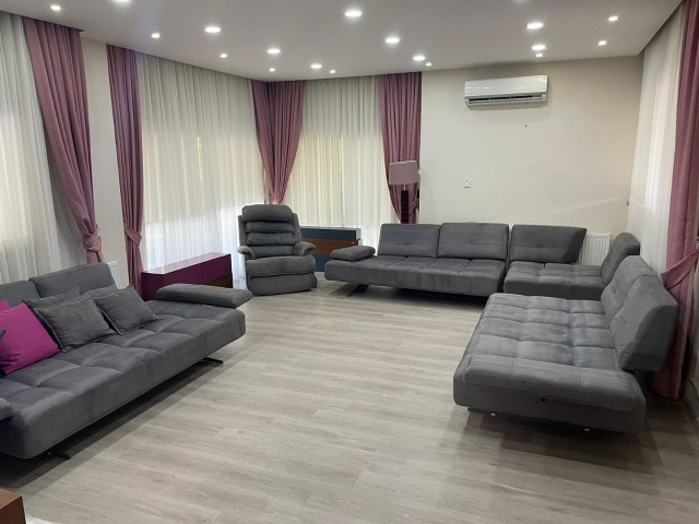 Girne'de Merkezi Konumda Havuzlu Kiralık 4+1 Villa