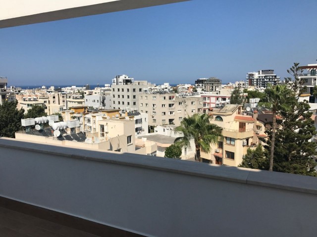 2+1 Penthouse Im Zentrum Von Kyrenia Zu Verkaufen ** 