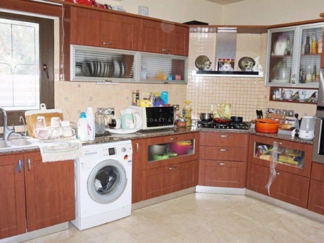 Merkez Girne'de 3+1 özel havuzlu müstakil villa