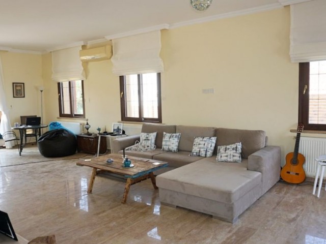 Denize sıfır 4+1 lüks villa, Kayalar