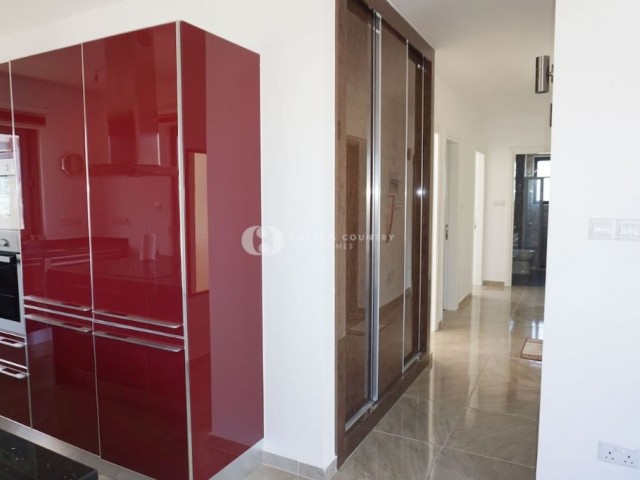 3+1 penthouse Girne merkezde, dağ, deniz ve şehir manzaralı