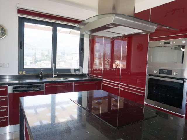 3+1 penthouse Girne merkezde, dağ, deniz ve şehir manzaralı