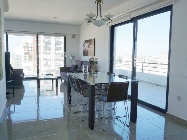 3+1 penthouse Girne merkezde, dağ, deniz ve şehir manzaralı