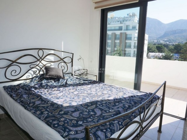 3+1 penthouse Girne merkezde, dağ, deniz ve şehir manzaralı