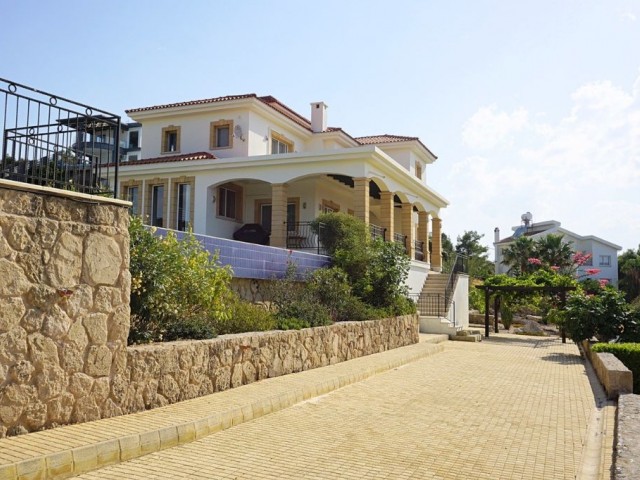 Deniz manzaralı özel havuzlu villa