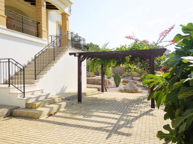 Elevated Resale Villa with Stunning Views * PRIVATE SWIMMING POOL 