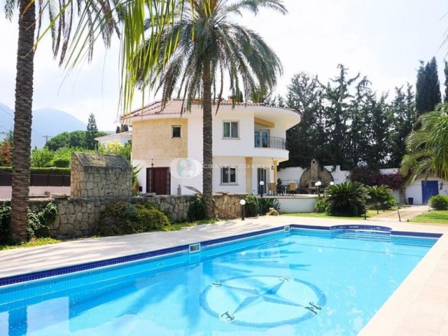 Resale Villa with Extensive Gardens, Annex and Private Pool