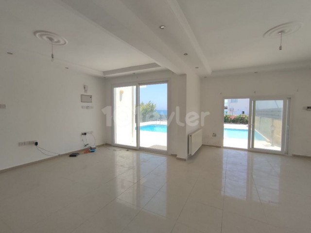 Villa Mit Pool Am Meer Zum Verkauf In Kyrenia Lapta ** 