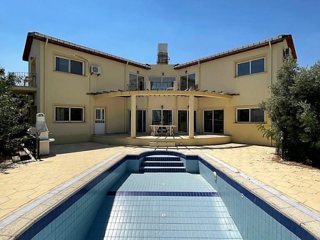 Well-located 4 bedroom sea-view villa