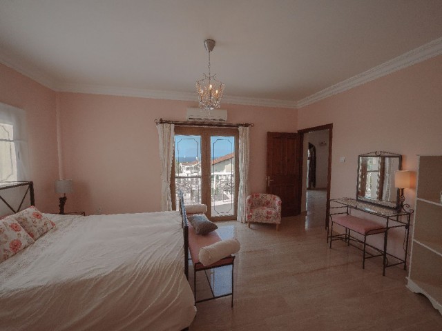 Grandiose 5 Bedroom Villa on Large Plot, Including Additional 2 bedroom Guest House,