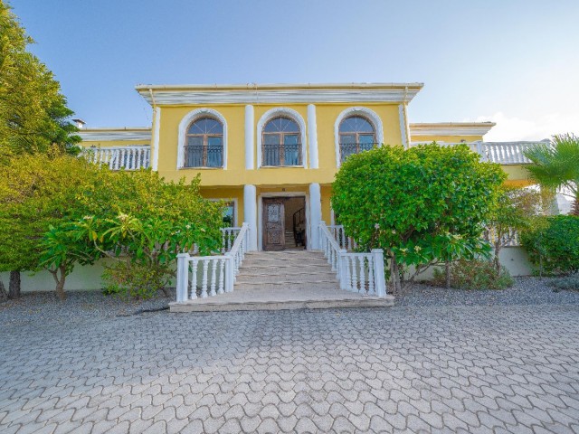 Grandiose 5 Bedroom Villa on Large Plot, Including Additional 2 bedroom Guest House,