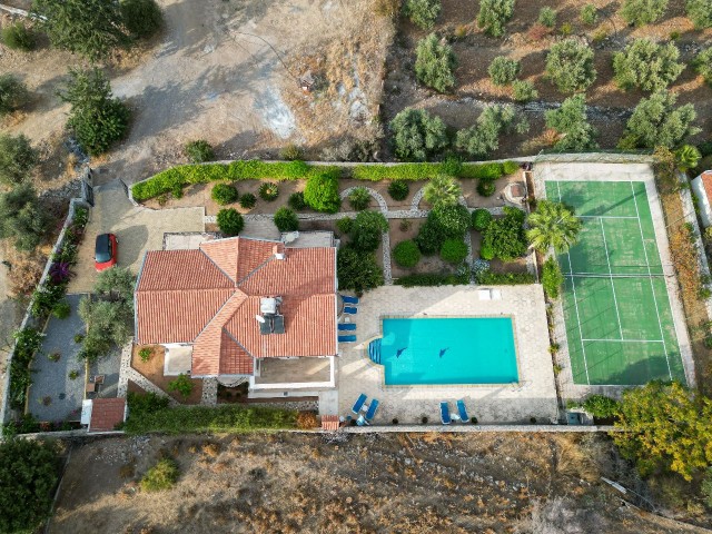 Einzigartige Villa mit 4 Schlafzimmern und Tennisplatz, Lapta