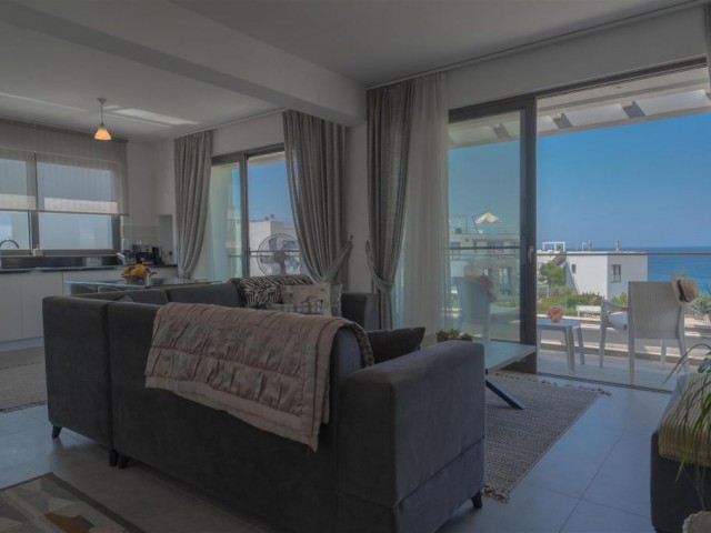 Zeitgenössisches Penthouse mit 3 Schlafzimmern und Blick auf das Mittelmeer