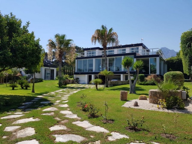 Karaoğlanoğlu Girne deniz manzaralı (30 m denize) 420 m2 3+2 ... 2676 m2  bahçesiyle modern villa